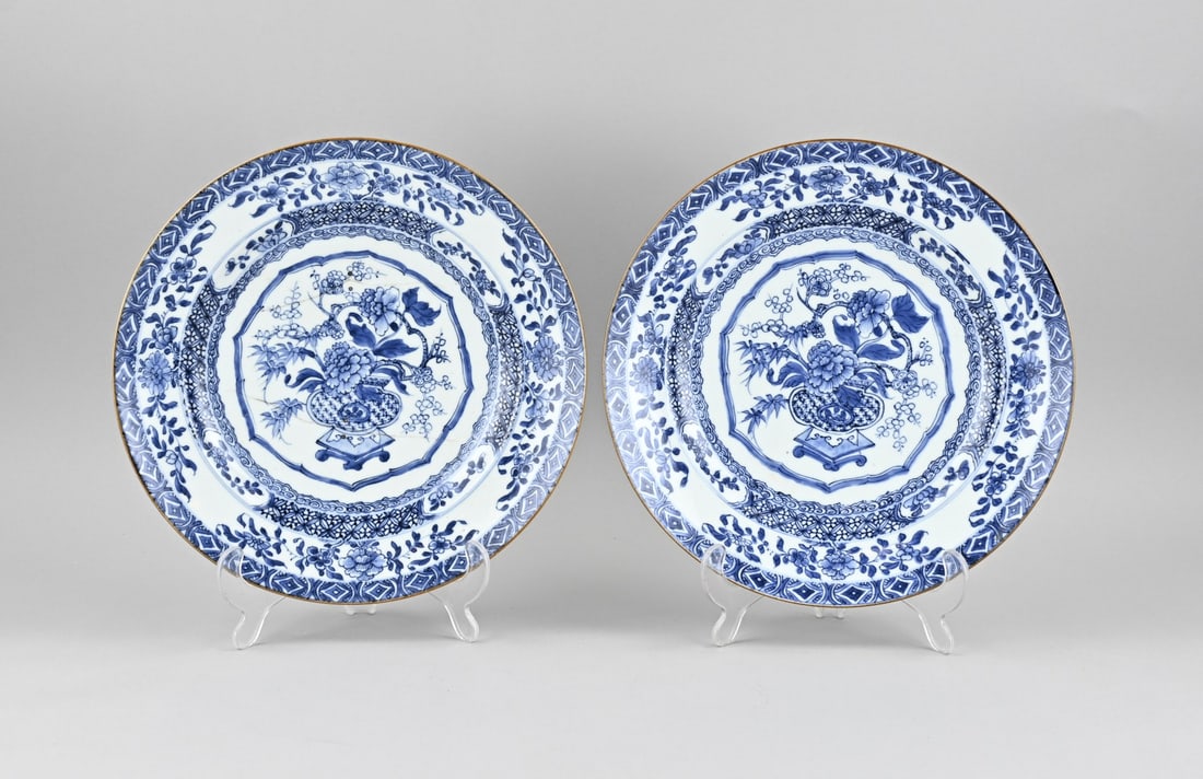 2x Chinese plate Ø 27.8 cm.: Two 18th-century Chinese porcelain plates with flower vase + floral decoration. One intact. One restored with staples. Dimensions: Ø 27.8 cm. In fair/good condition.