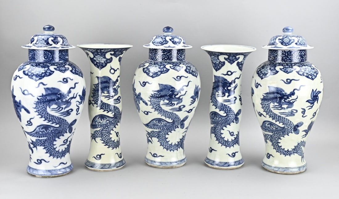 5-piece Chinese cabinet set, H 38 - 41 cm.: Five-piece antique Chinese porcelain cabinet set with dragon/kylin/floral decoration. Dimensions: H 38 - 41cm. One chip on the top rim. In fair/good condition.