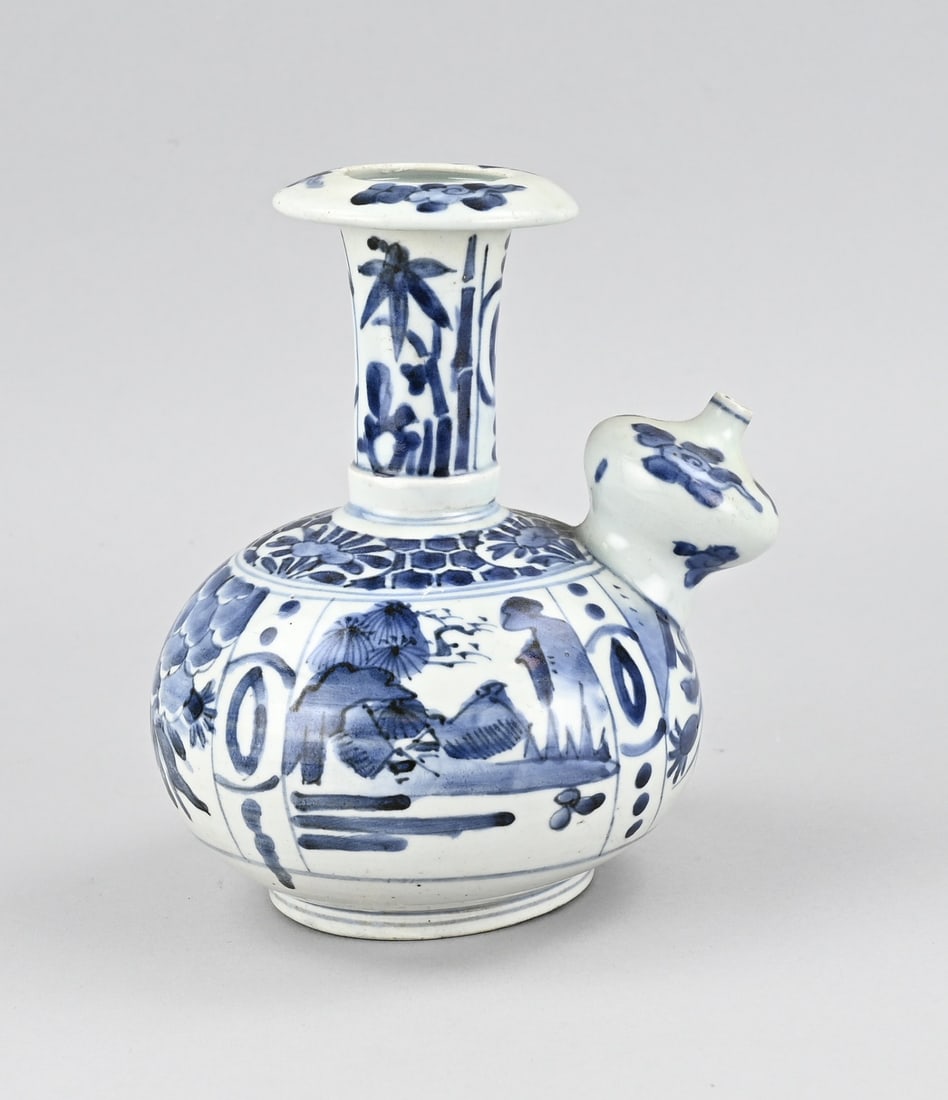 Chinese ghendi, H 21cm.: 17th - 18th Century Chinese porcelain ghendi pitcher, with floral and landscape decoration. Dimensions: H 21 cm. In good condition.