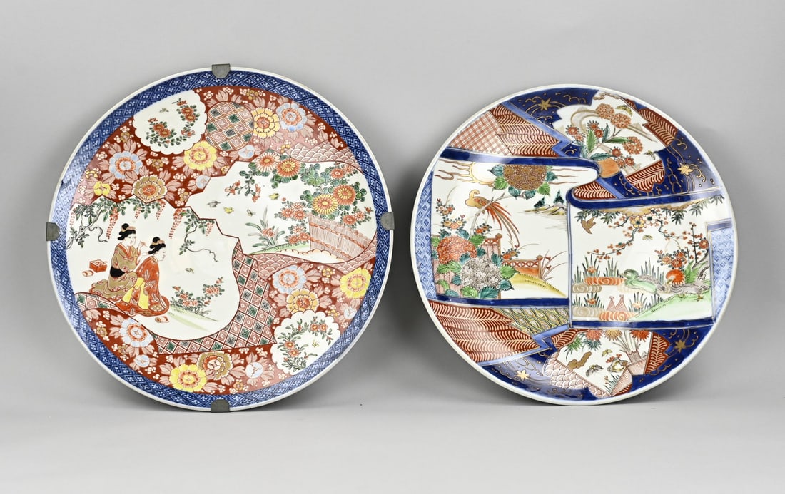2x Imari plate Ø 37 - 39 cm.: Two large 19th-century Japanese Imari porcelain plates. Various designs and gold decoration. Dimensions: Ø 37 - 39 cm. In good condition.