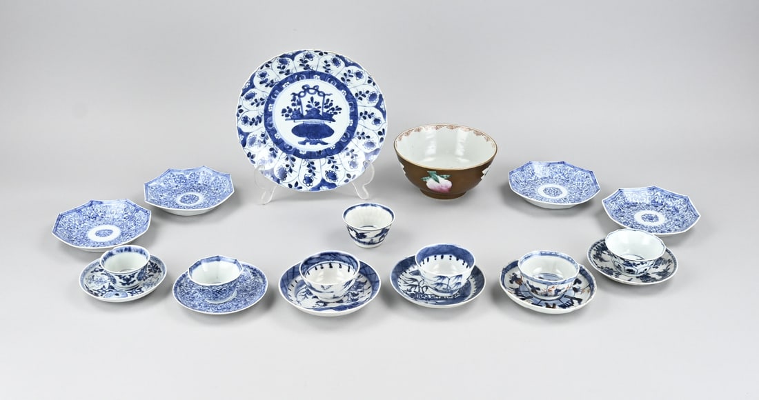Lot of antique Chinese (19x): Lot of diverse antique Chinese porcelain. Quantity: 19x. Including: Kang Xi, Cheng Lung. 12 pieces in good condition, the rest chipped and/or with rim damage. Dimensions: 6 - 21 cm. In fair/good