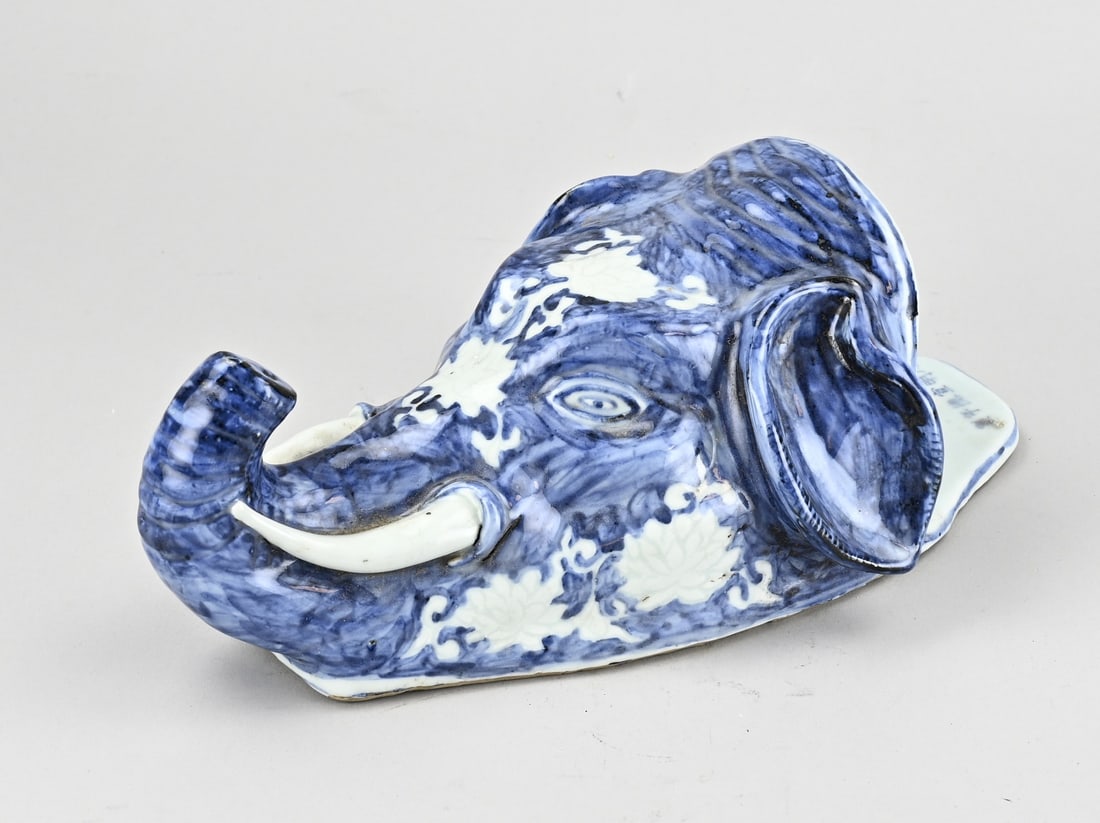 Chinese wall vase (elephant): Chinese porcelain wall vase in the shape of an elephant's head. With floral relief decoration. Dimensions: 30 x 17 x 11 cm. In good condition.