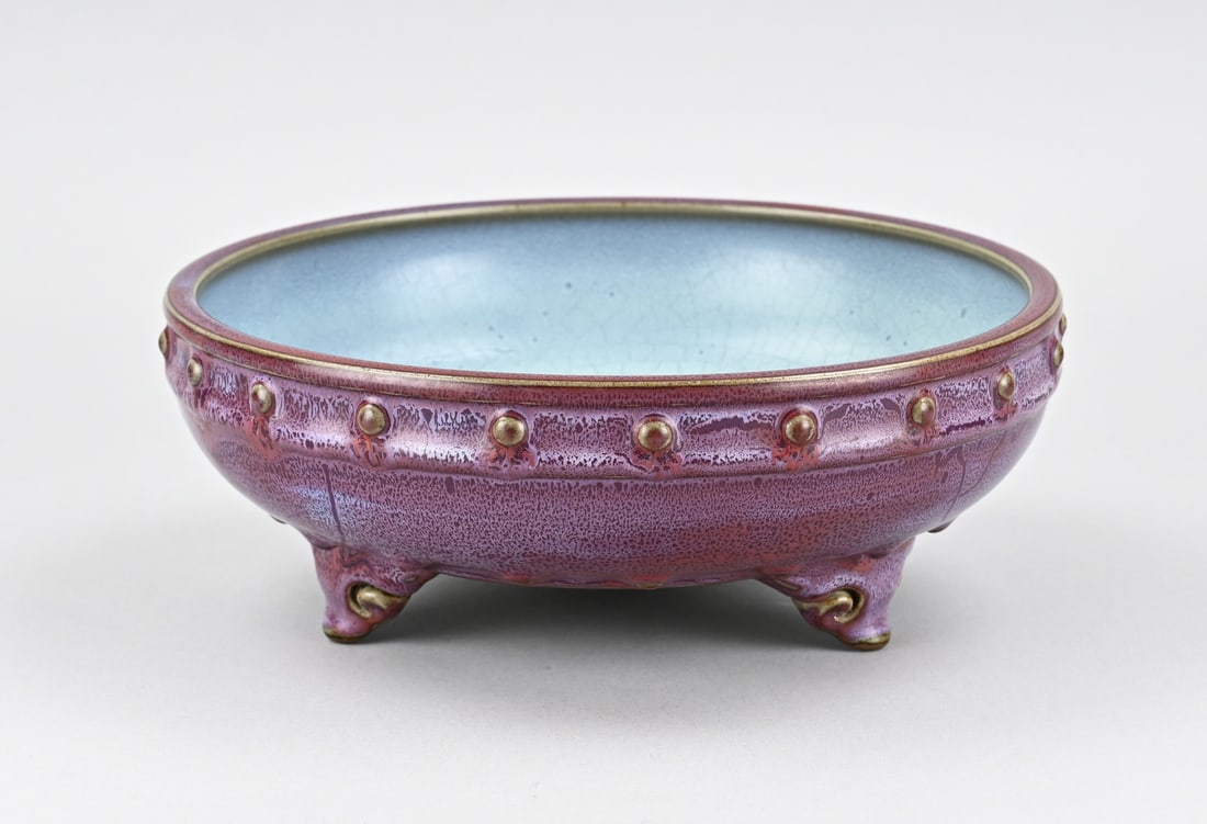 Celadon bowl Ø 25 cm.: Chinese porcelain celadon bowl with purple flambé glaze, placed on three feet. Sung. Dimensions: H 9.5 x Ø 25 cm. In good condition.