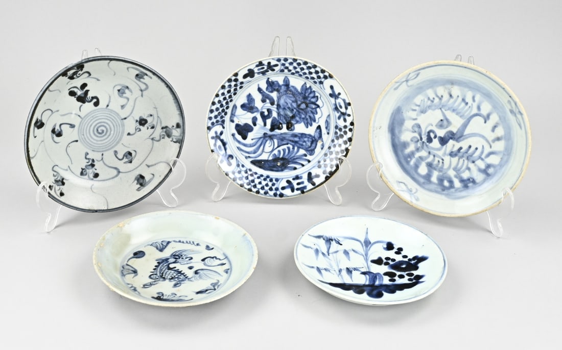 5x Antique Chinese cargo board Ø 15.5 - 17.5 cm.: Five diverse antique Chinese porcelain cargo plates. Dimensions: Ø 15.5 - 17.5 cm. In good condition.