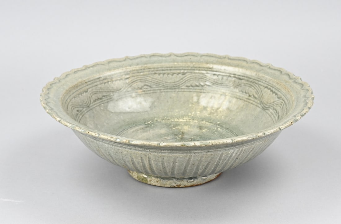 Chinese celadon bowl Ø 28.5 cm.: Antique Chinese porcelain celadon bowl with contoured rim and floral relief decoration. 19th century or older. Dimensions: H 9 x Ø 28.5 cm. In good condition.