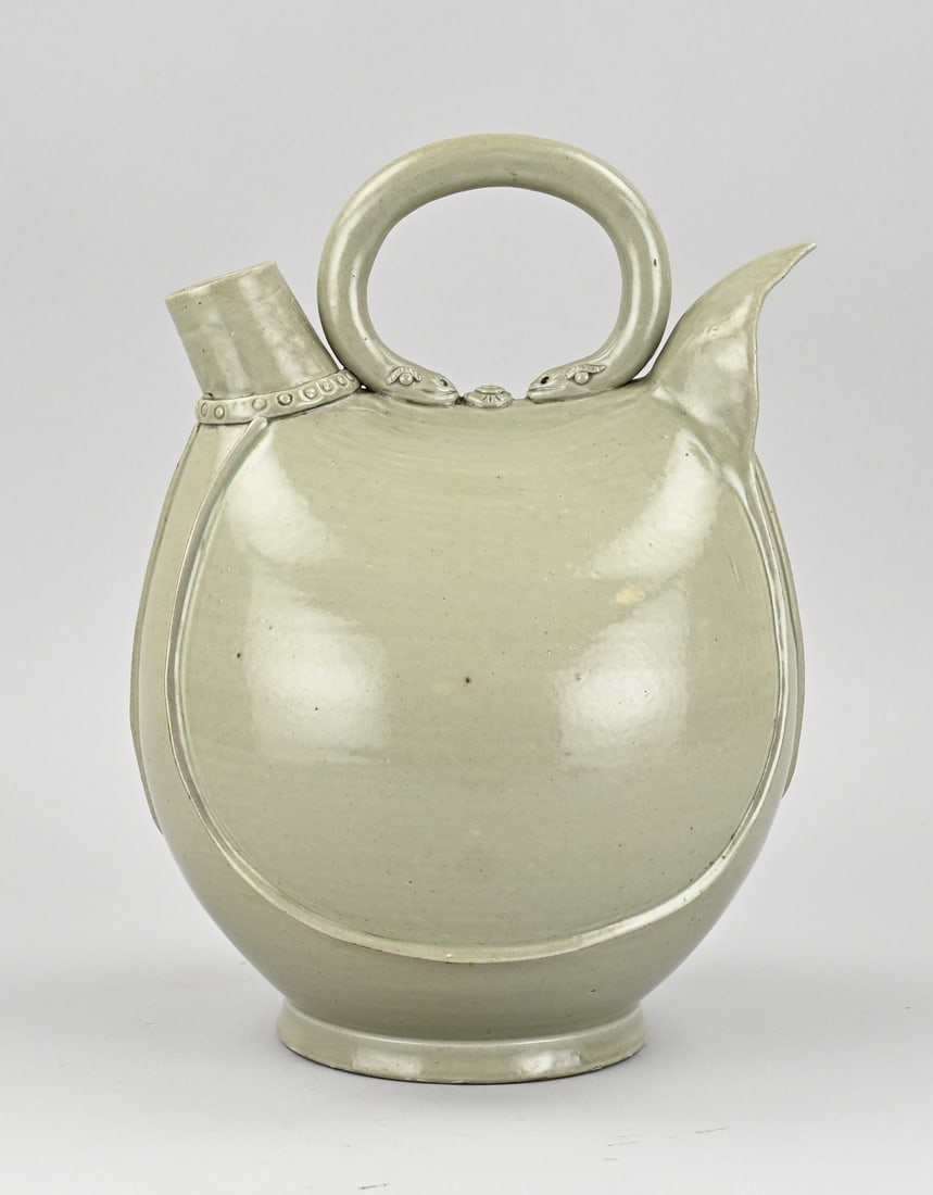 Chinese pouring jug, H 29.3 cm.: Chinese porcelain pitcher with snake handle. Dimensions: H 29.3 cm. In good condition.
