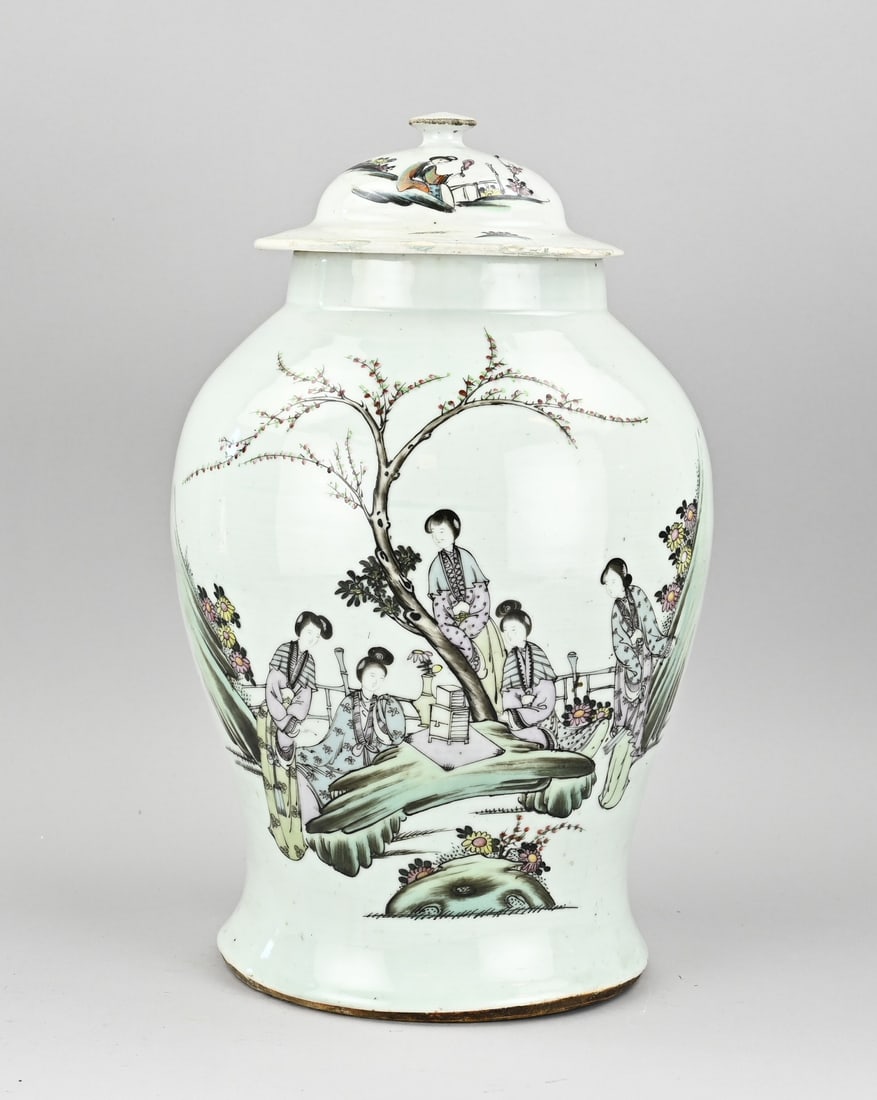 Chinese lidded vase, H 40.5 cm.: Antique Chinese porcelain family rose lidded vase with figures and text decoration. Circa 1900. Dimensions: H 40.5 cm. In fair/good condition.