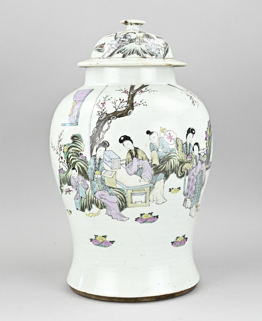 Chinese lidded vase, H 42 cm.: Antique Chinese porcelain family rose lidded vase with figures in garden decor + text. Circa 1880. Dimensions: H 42 cm. In good condition.