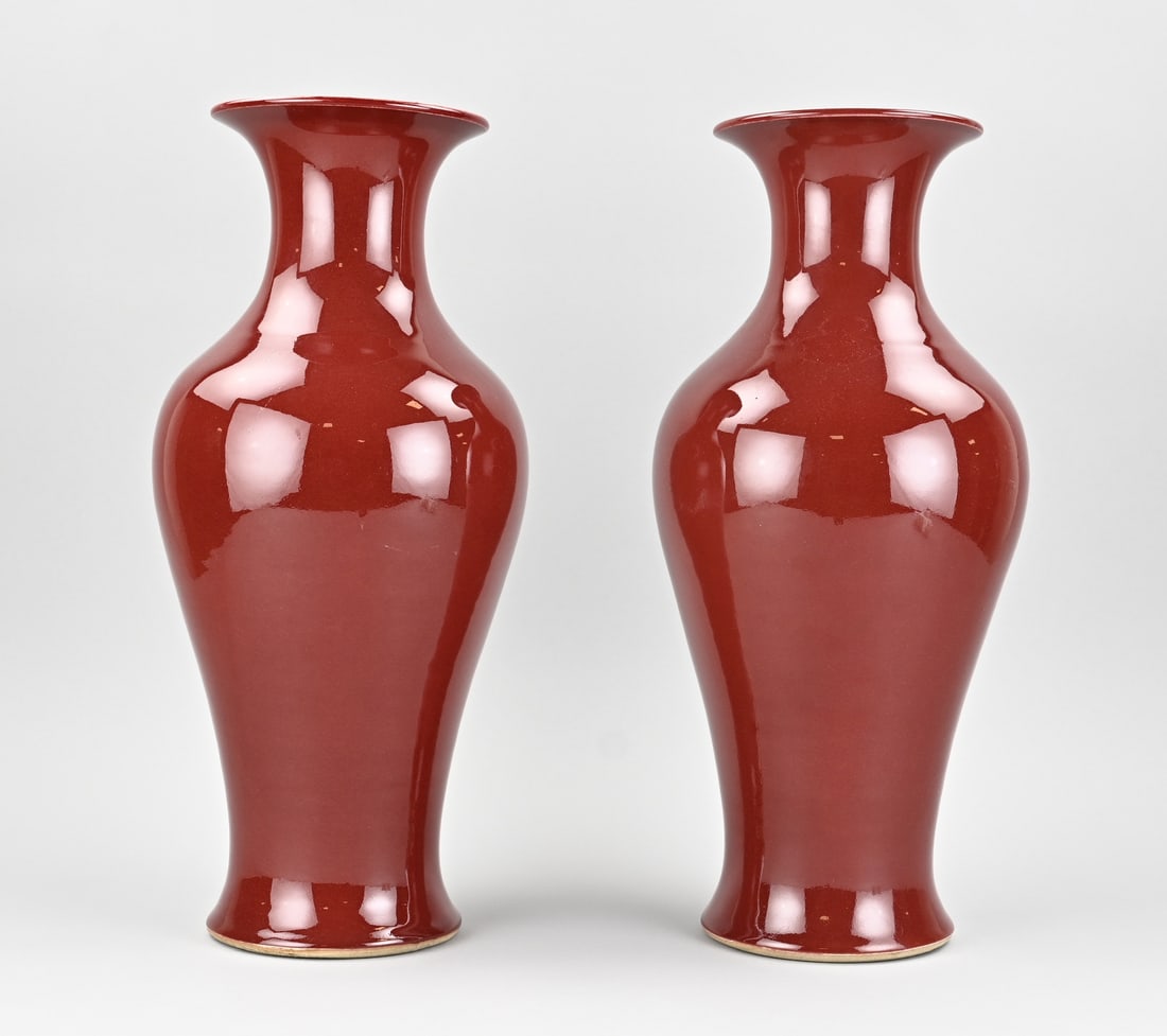 2x Sang de boeuf vase: Two old Chinese porcelain sang de boeuf vases. Unmarked. Dimensions: H 42.5 cm. In good condition.