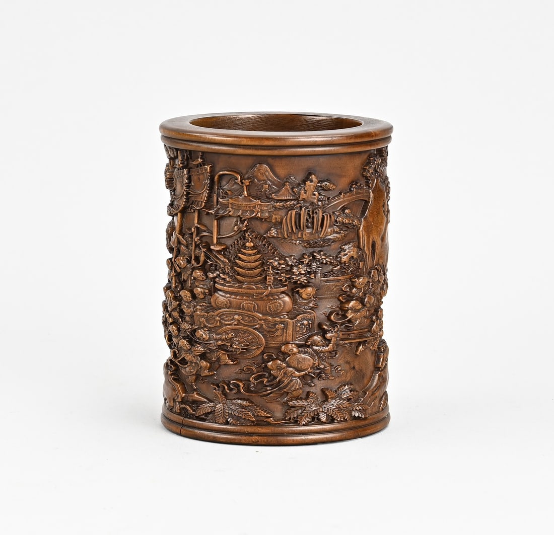 Oval brush holder (bamboo): Oval, Chinese, detailed bamboo brush holder. 1000-figure decoration. 20th century. Dimensions: 12 cm. In good condition.