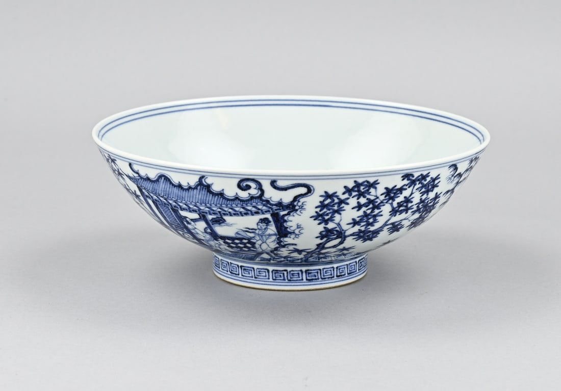Chinese bowl Ø 19.8 cm.: Chinese porcelain bowl with figures in garden decor + six-character base mark. Dimensions: H 7.2 x Ø 19.8 cm. In good condition.