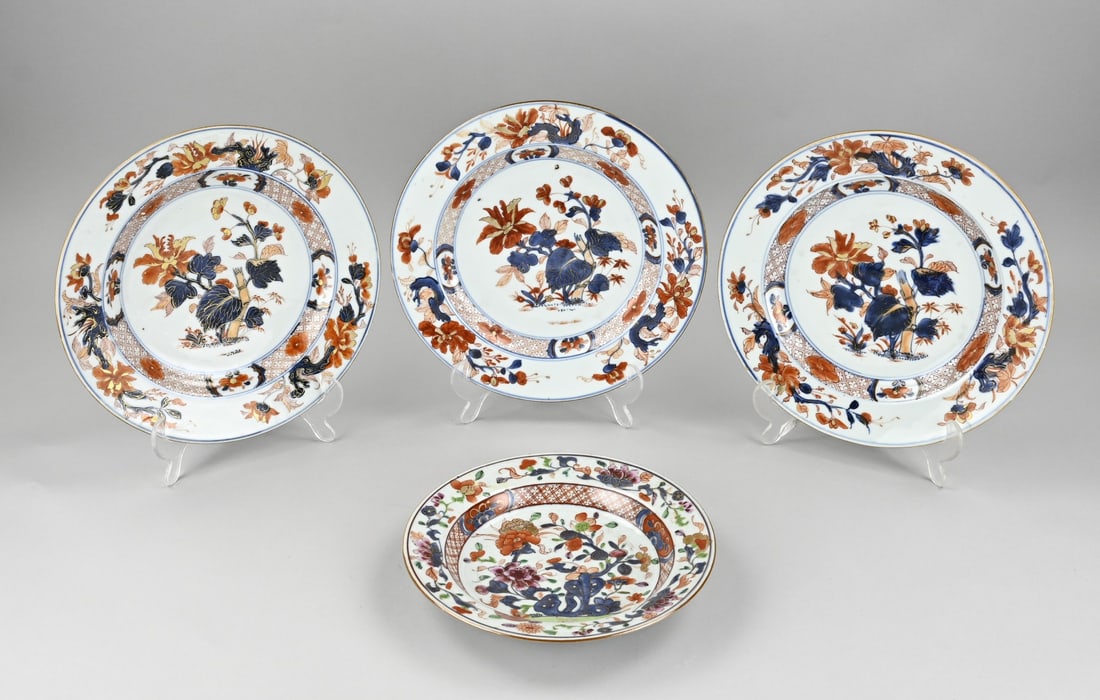4x Chinese Imari plate Ø 22.5 - 26 cm.: Four 18th-century Chinese Imari porcelain plates with garden/gold decoration. Three plates glued. One plate has a hairline crack. Dimensions: Ø 22.5 - 26 cm. In moderate/fair condition.
