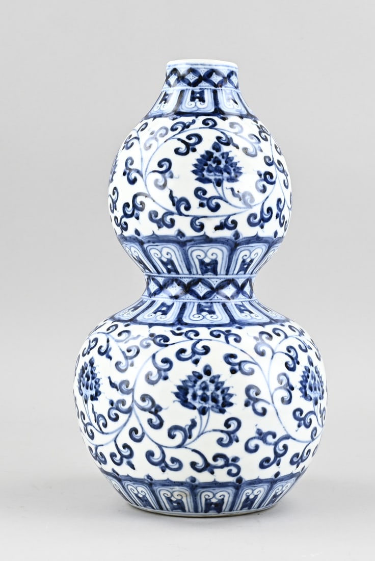 Chinese knobbed vase, H 35.2 cm.: Old Chinese porcelain bulbous vase with floral decoration. Dimensions: H 35.2 cm. In good condition.
