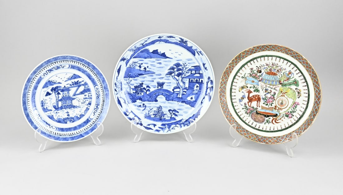 3x Chinese plate Ø 21.5 - 25.5 cm.: Three antique Chinese porcelain plates. 18th - 19th century. 1x Cheng Lung with pagoda decoration, hairline crack. 1x Rose Family vase + deer decoration, circa 1900. 1x Seascape, pagoda/figure