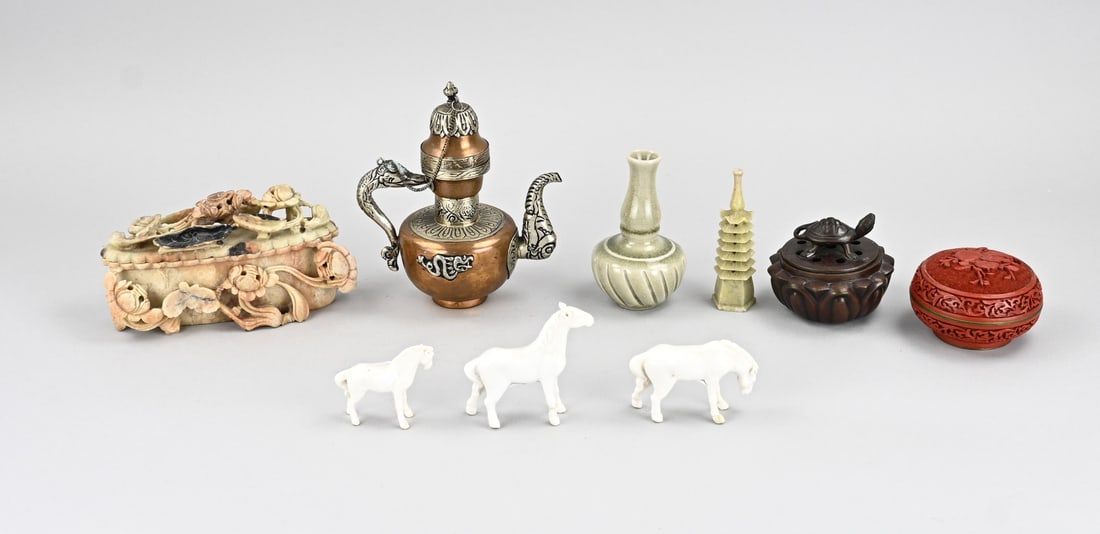 9x Miscellaneous Chinese: 9x Miscellaneous old/antique Chinese items. Including: bronze incense burner, celadon, lacquerware, lidded dish, soapstone, brass pitcher, etc. Dimensions: 6 - 17 cm. In good condition.