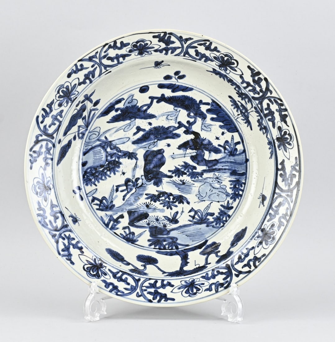 Chinese dish Ø 38.2 cm.: 16th - 17th Century Chinese porcelain dish with decoration of a deer in a landscape (Swatow). Dimensions: Ø 38.2 cm. In good condition.