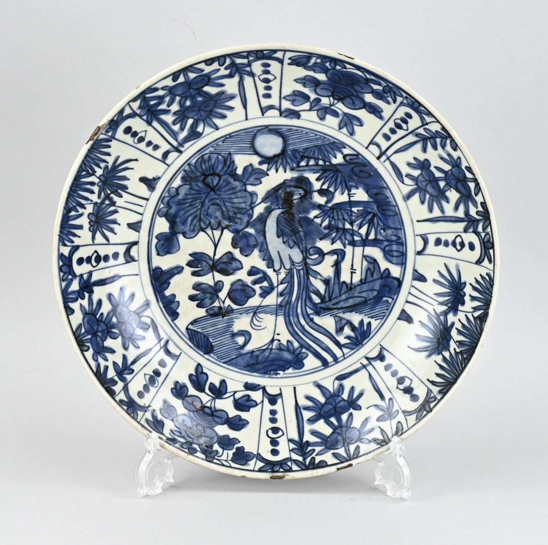 Chinese dish Ø 36.5 cm.: 16th - 17th Century Chinese porcelain dish with bird of paradise decoration. Swatow. Slight rim damage. Dimensions: Ø 36.5 cm. In good condition.
