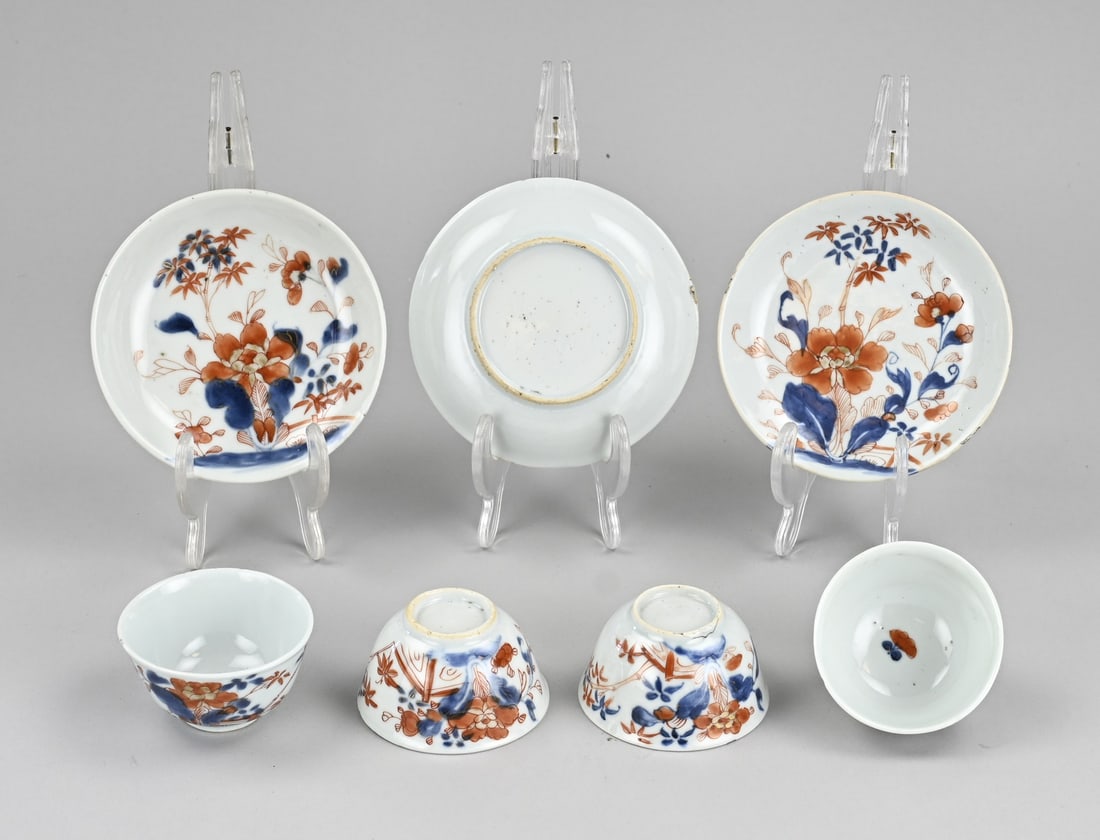 Lot Imari cups/saucers: Lot of 18th-century Chinese Imari porcelain. Consisting of: 4 cups + 3 saucers. Decoration: garden with tobacco plant and gold. Two cups in good condition, one with a hairline crack, one with a chip.