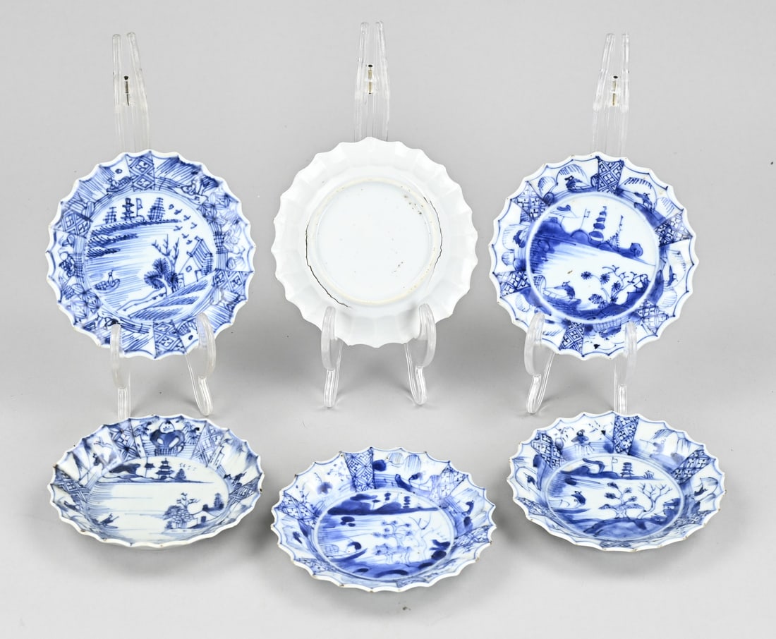 Lot of Chinese plates Ø 10.7 cm.: Six 18th-century Chinese porcelain Cheng Lung plates with contoured rims. Fisherman decoration. Dimensions: Ø 10.7 cm. A few minimal chips. In good condition.
