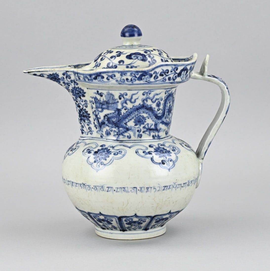 Chinese pouring jug, H 25.3 cm.: Old, ritual Chinese porcelain pitcher with dragon decoration + text and six-character base mark. Dimensions: H 25.3 cm. In good condition.