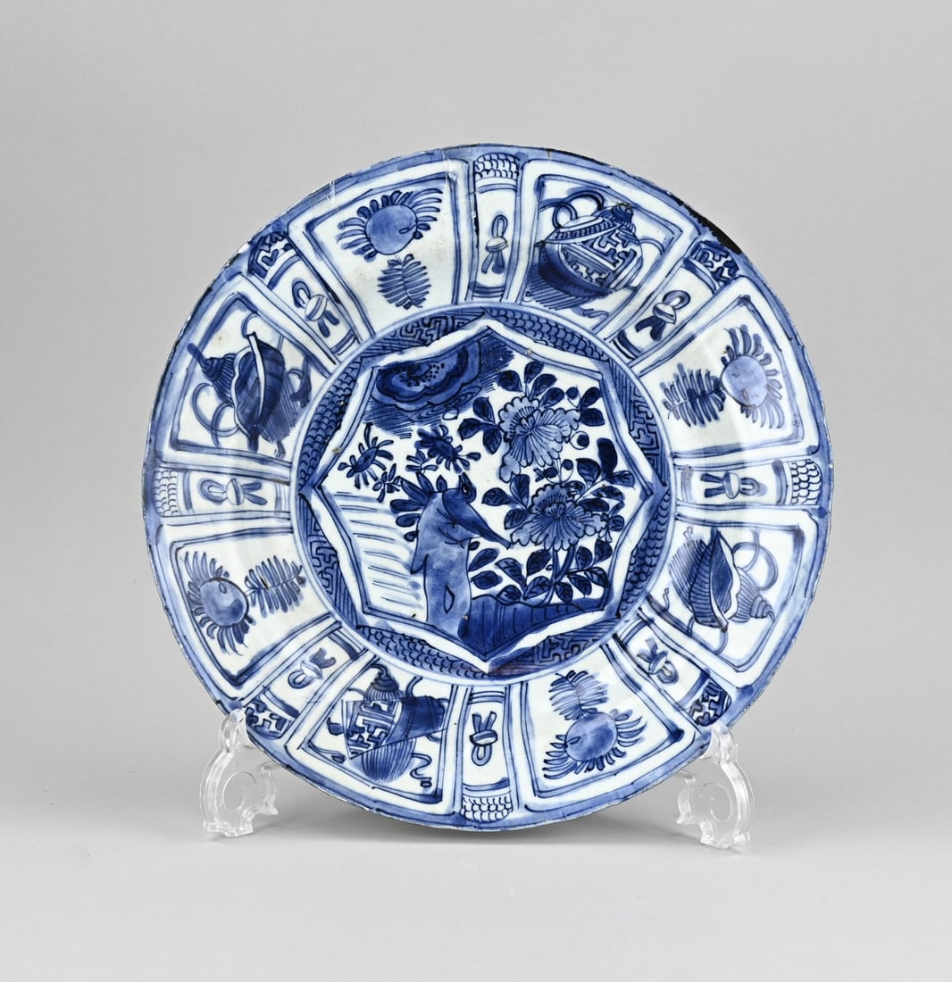 Chinese plate Ø 29.5 cm.: 16th-century Chinese Kraak porcelain plate with good luck symbols + bird in garden decor. Dimensions: Ø 29.5 cm. In good condition.