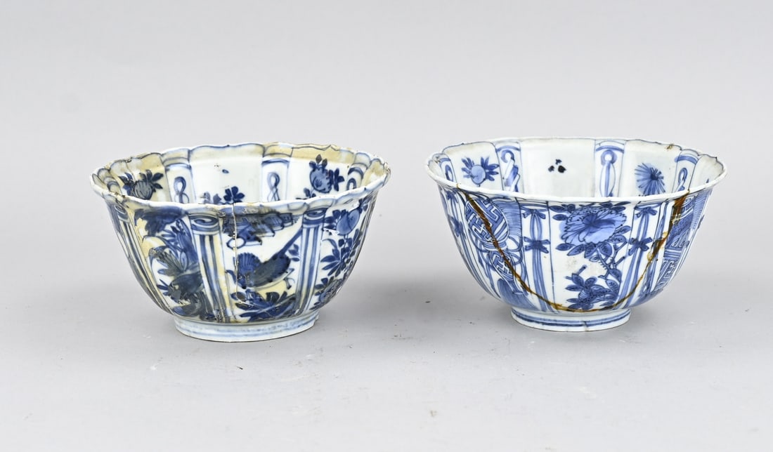 2x Chinese bowl Ø 14 cm.: Two 16th-century Chinese Kraak porcelain bowls with floral/lucky symbols and bird decoration. Dimensions: H 7.5 x Ø 14 cm. Both bowls glued. In reasonable condition.
