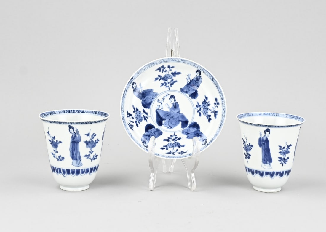 Lot of Chinese porcelain (3x): Three pieces of 18th-century Chinese Kang Xi porcelain. Consisting of: Two chocolate cups with geisha decoration, along with one matching saucer. Base mark. Dimensions: 9 x Ø 12 cm. In good condition