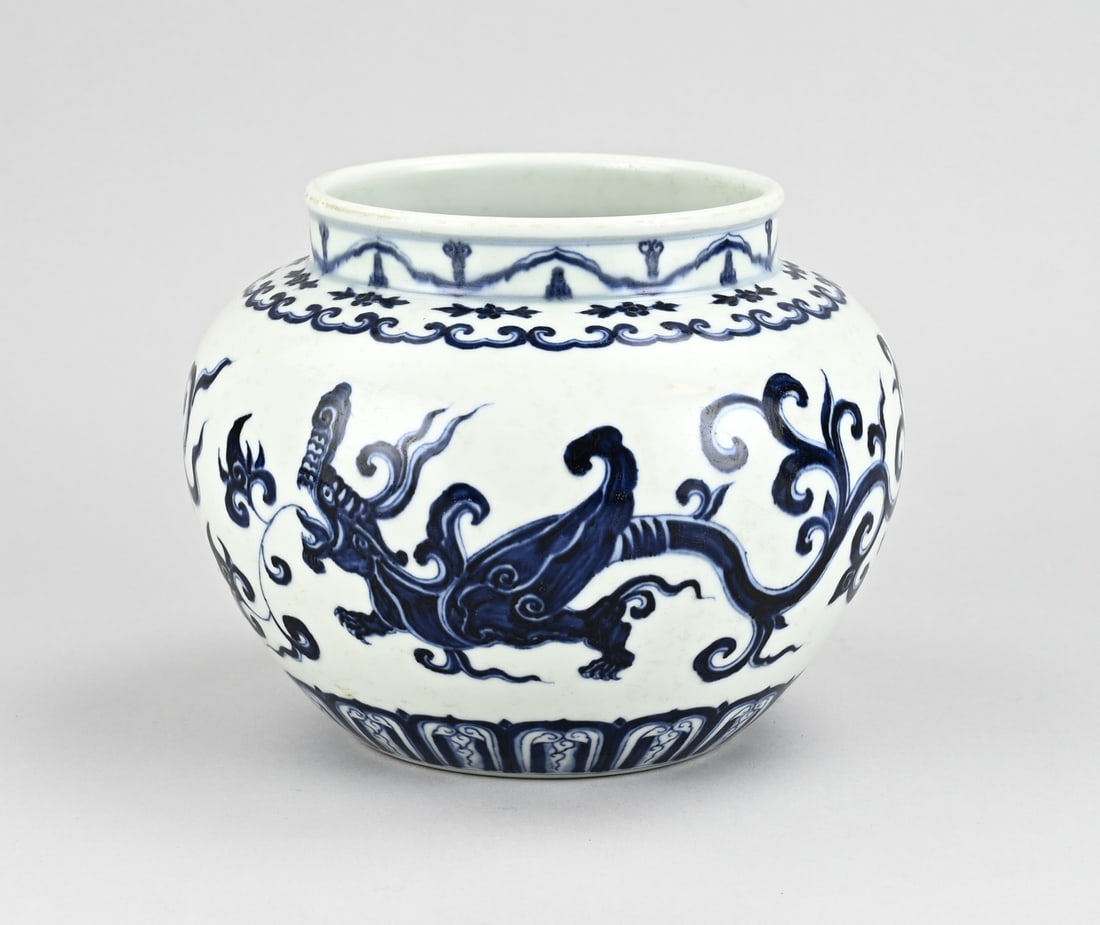 Chinese pot Ø 18.7 cm.: Old Chinese porcelain pot with dragon decoration + six-character base mark. Dimensions: H 16 x Ø 18.7 cm. In good condition.