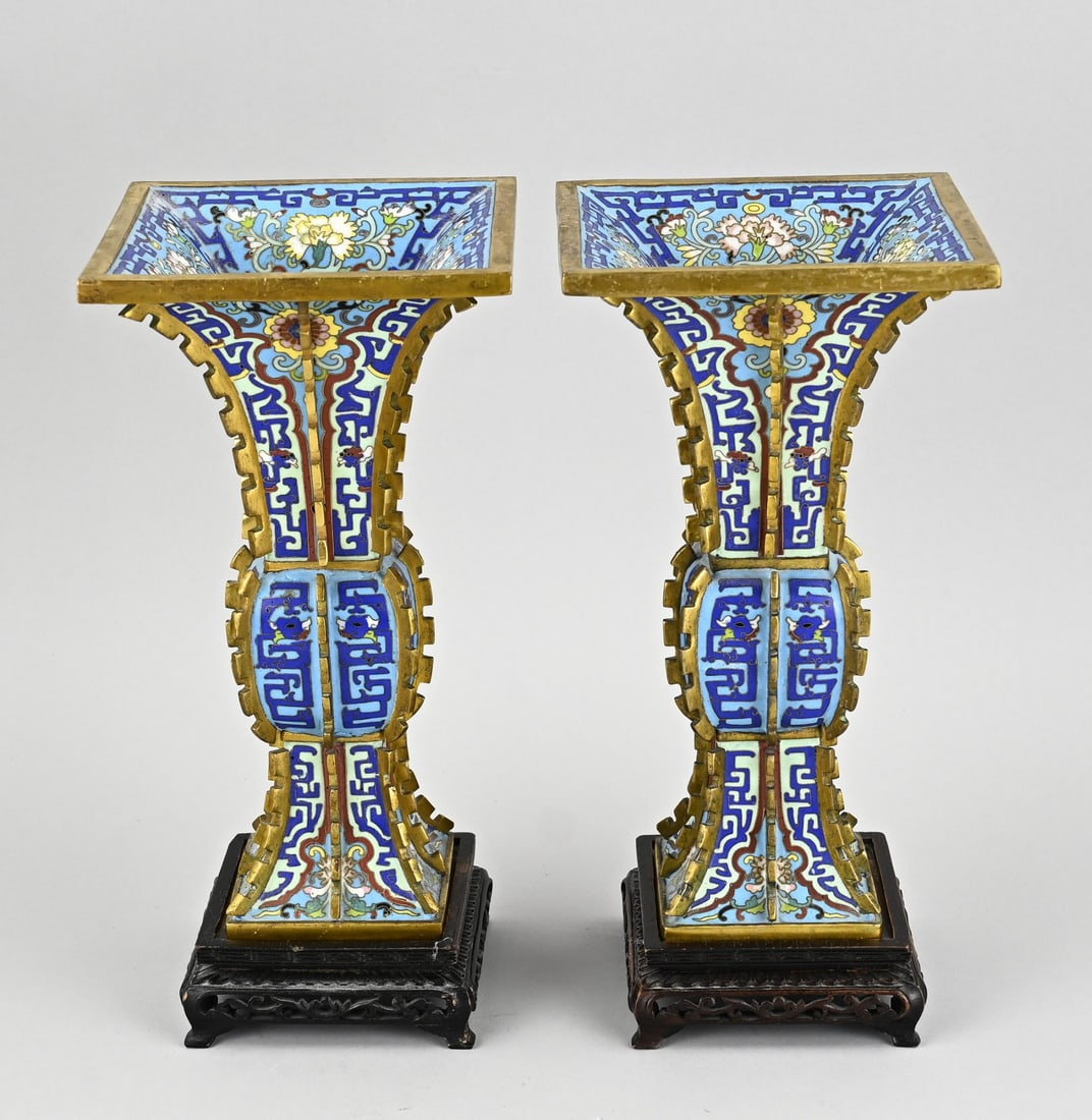 2x Chinese vase on console, H 29.5 cm.: Two old/antique Chinese enameled bronze vases. Floral decoration + ribbing. With consoles. 20th century. Dimensions: H 29.5 cm. In good condition.