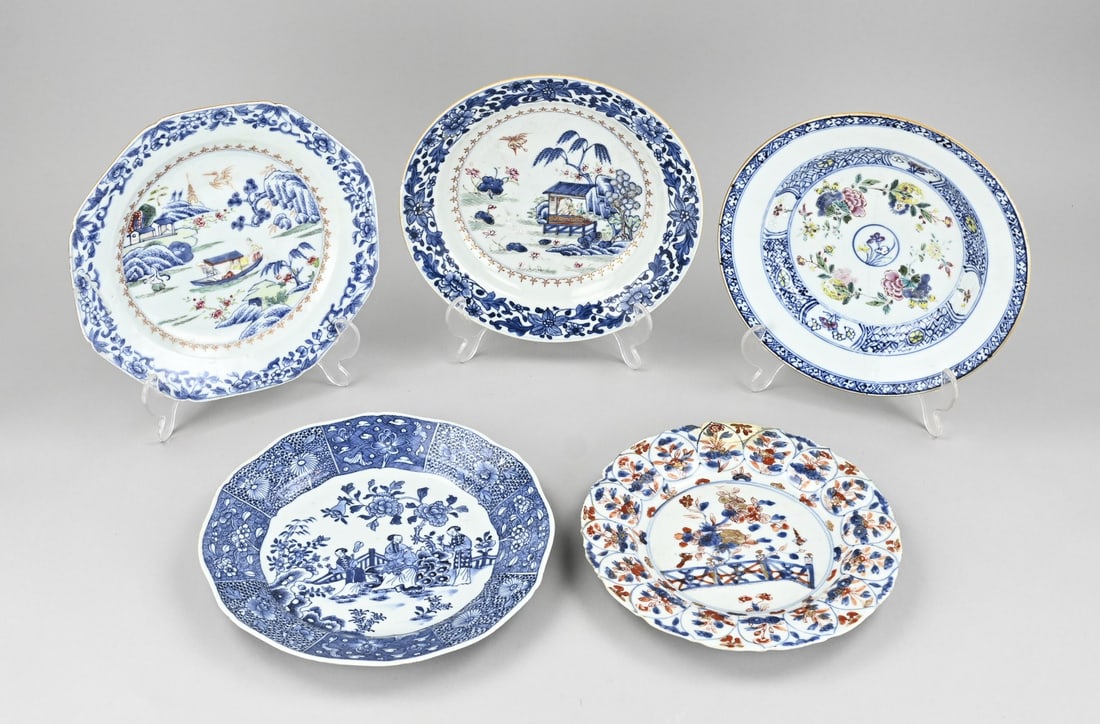 5x Chinese plate Ø 22 - 23.5 cm.: Five diverse 18th-century Chinese porcelain plates. Including: Imari, Cheng Lung. Dimensions: Ø 22 - 23.5 cm. Hairline cracks, chips, and/or glued. In fair condition.