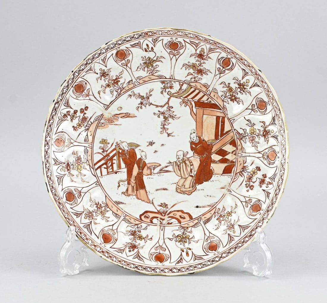 Chinese plate Ø 27.3 cm.: 18th-century Chinese porcelain milk and blood, kang xi plate, with figures in garden and gold decor. Contoured. Dimensions: Ø 27.3 cm. Slight rim chipping. In good condition.