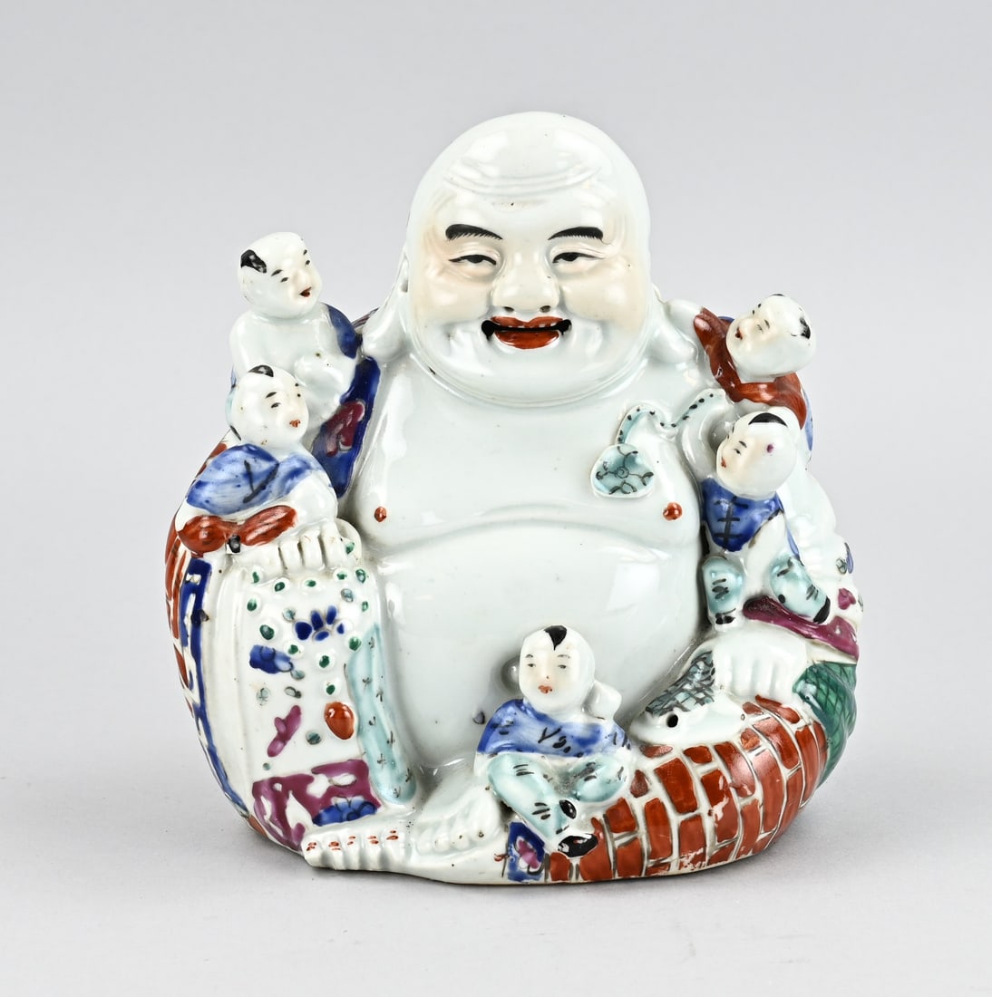 Chinese Buddha, H 21 cm.: Antique Chinese Republic porcelain, laughing Buddha with jesters. Dimensions: H 21 cm. In good condition.