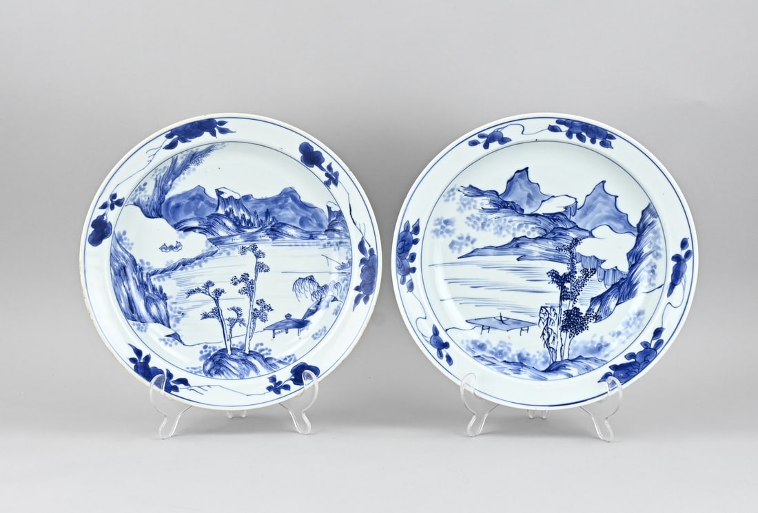 2x Chinese plate Ø 28.5 cm.: Set of two rare 17th-century Chinese porcelain kang xi (blue of the rocks) plates with mountain landscape decoration. Peach base mark. Both plates have minimal chips. Dimensions: Ø 28.5 cm. In good