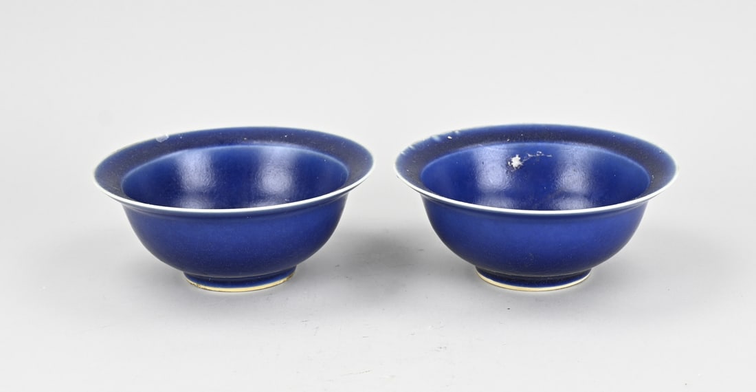 2x Chinese bowl Ø 16 cm.: Two old Chinese porcelain bowls with a six-character base mark. Dimensions: H 6.5 x Ø 16 cm. In good condition.