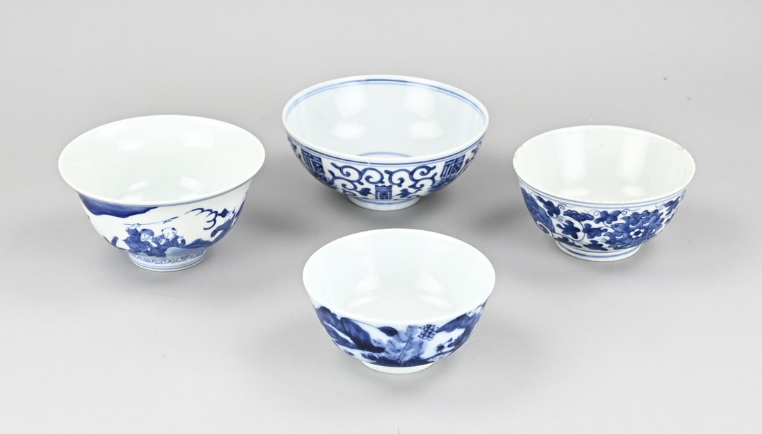 4x Chinese bowl Ø 11.3 - 14.8 cm.: Four antique Chinese porcelain bowls. 19th century. Base mark. Three larger bowls have hairline cracks, the smaller bowl is in good condition. Dimensions: Ø 11.3 - 14.8 cm. In fair/good condition.