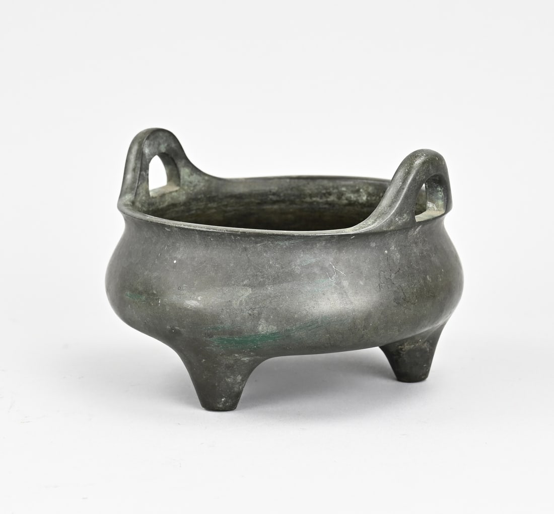 Bronze incense burner, H 11 x Ø 15 cm.: Antique Chinese bronze incense burner with base mark. Dimensions: H 11 x Ø 14.5 cm. In good condition.