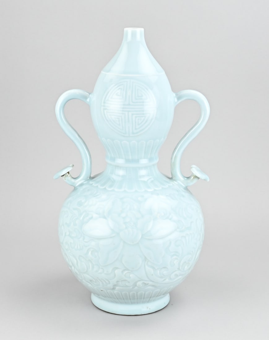 Chinese knobbed vase, H 39.8 cm.: Old Chinese porcelain bulbous vase with peony relief decoration. Six-character base mark. Dimensions: H 39.8 cm. In good condition.