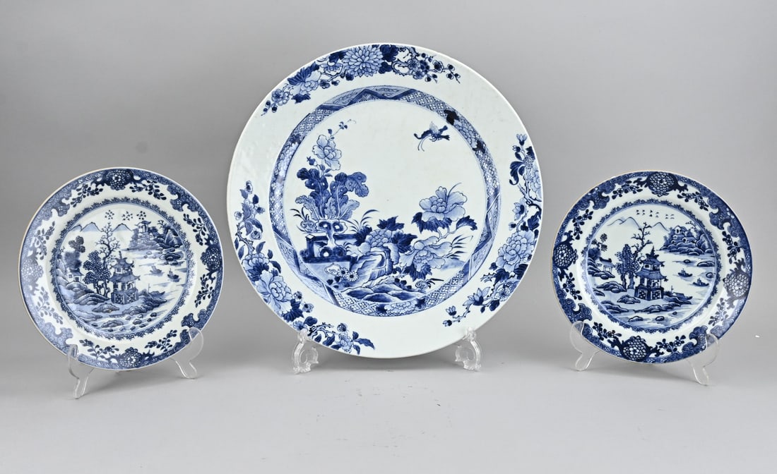 3x Chinese plate Ø 23.5 - 38.5 cm.: Three 18th-century Chinese porcelain Cheng Lung plates. 2x Landscape decoration, one intact and one with a minimal chip. 1x Large dish with garden decoration, one hairline crack. Dimensions: Ø 23.5