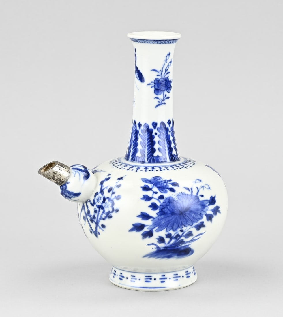 Ghendi with silver spout, H 17.8 cm.: 19th-century Chinese porcelain ghendi pitcher with silver spout. Floral decoration. Dimensions: H 17.8 cm. In good condition.