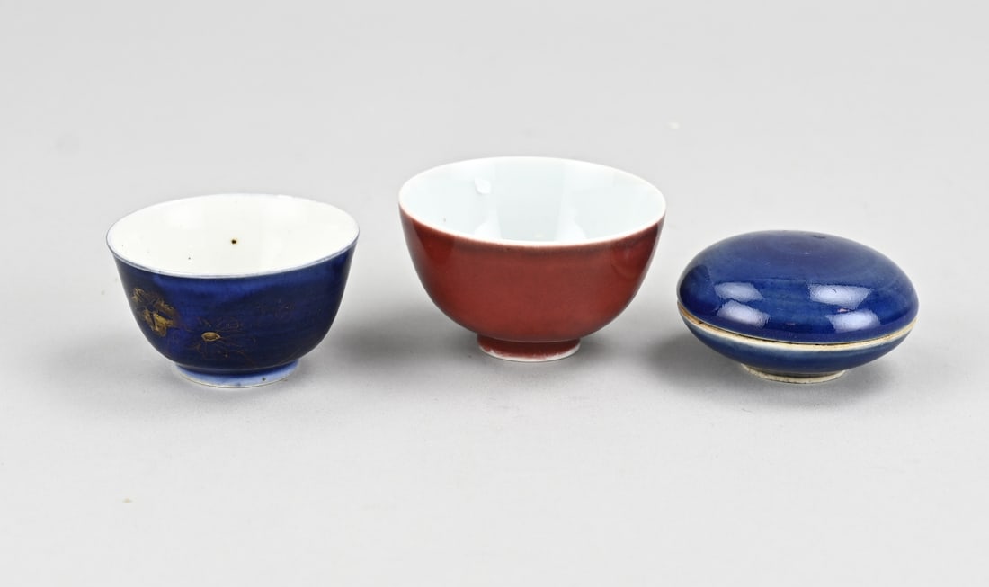 Lot of Chinese (3x): Three pieces of Chinese porcelain. 1x Cup (red), with mark. 1x Cup (blue), with floral decoration, 18th - 19th century. 1x Ointment jar (blue). Dimensions: 6 x 6.5 cm. In good condition.