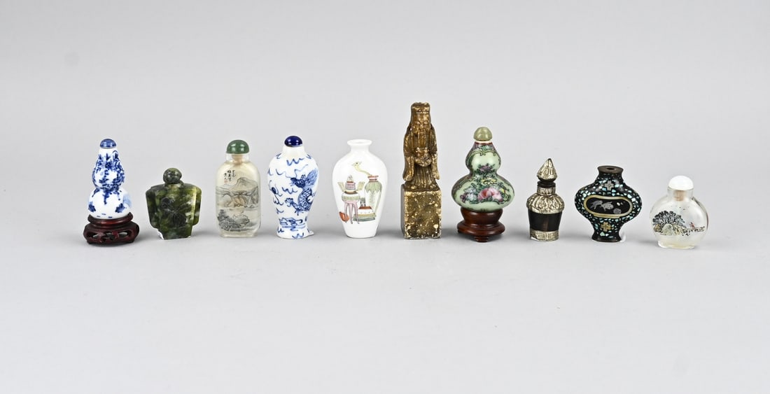 10x Miscellaneous Chinese: 10x Miscellaneous Chinese. Including: soapstone sage + 9x snuff bottles of glass/porcelain/jade. 20th century. Dimensions: 5 - 10 cm. In fair/good condition.