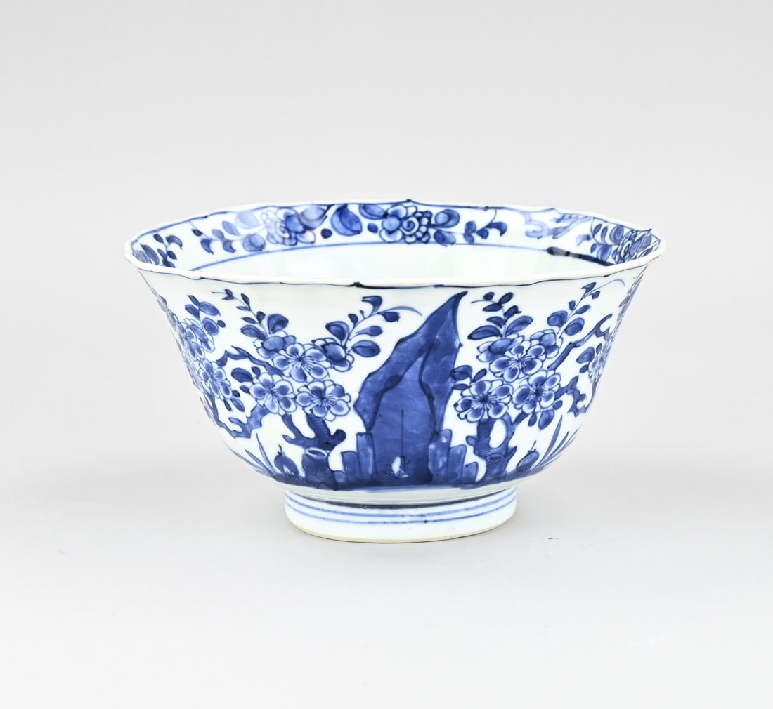 Large Chinese bowl Ø 19 cm.: Large 17th-18th century Chinese porcelain Kang Xi bowl with garden and bird decoration. Base mark. Dimensions: H 10.5 x Ø 19 cm. Restored. In fair/good condition.