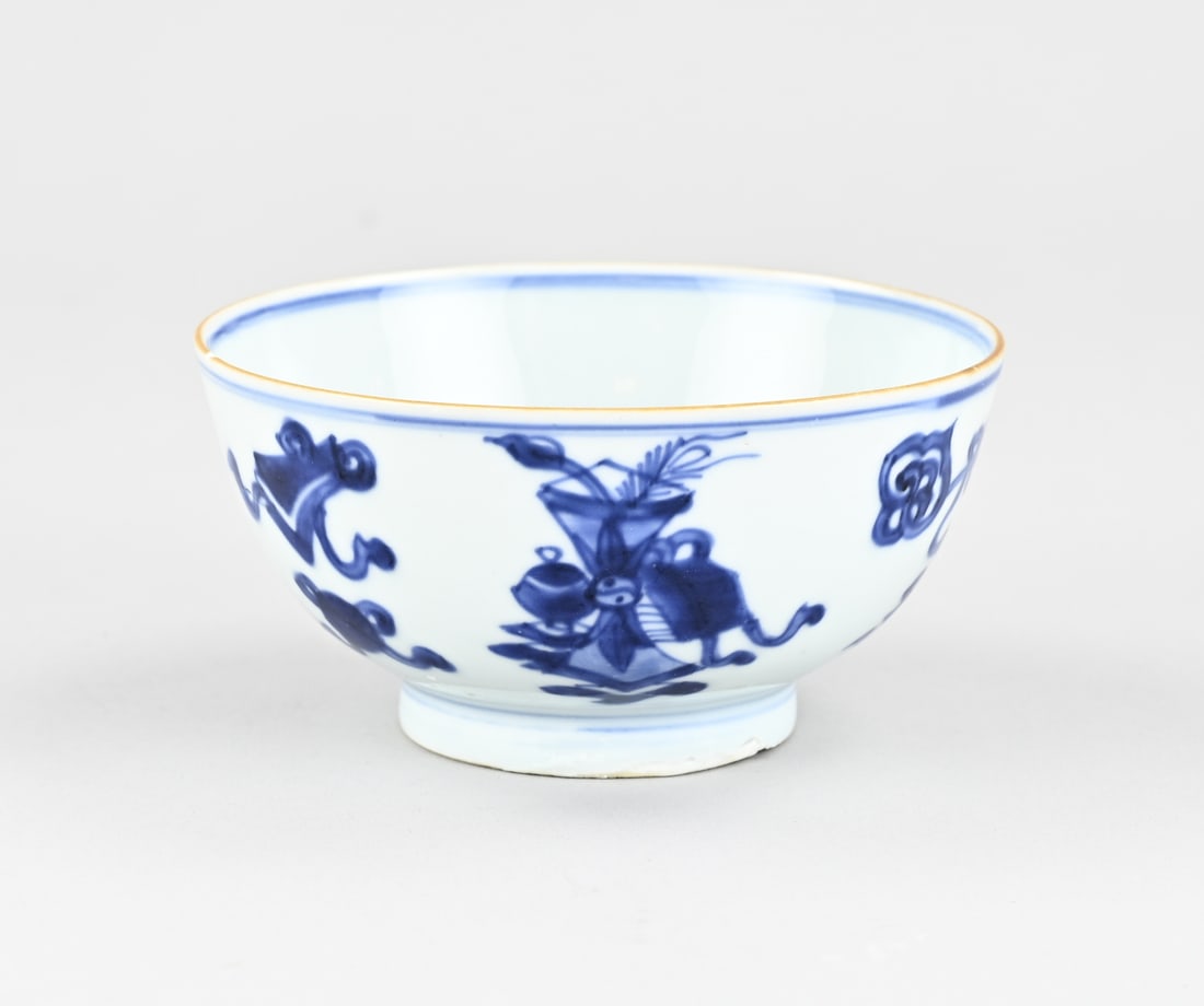 Chinese bowl Ø 12.7 cm.: 17th - 18th Century Chinese porcelain Kang Xi bowl with floral/precious objects decoration. With base mark. Dimensions: 6.5 x 12.7 cm. Some chips. In reasonable condition.