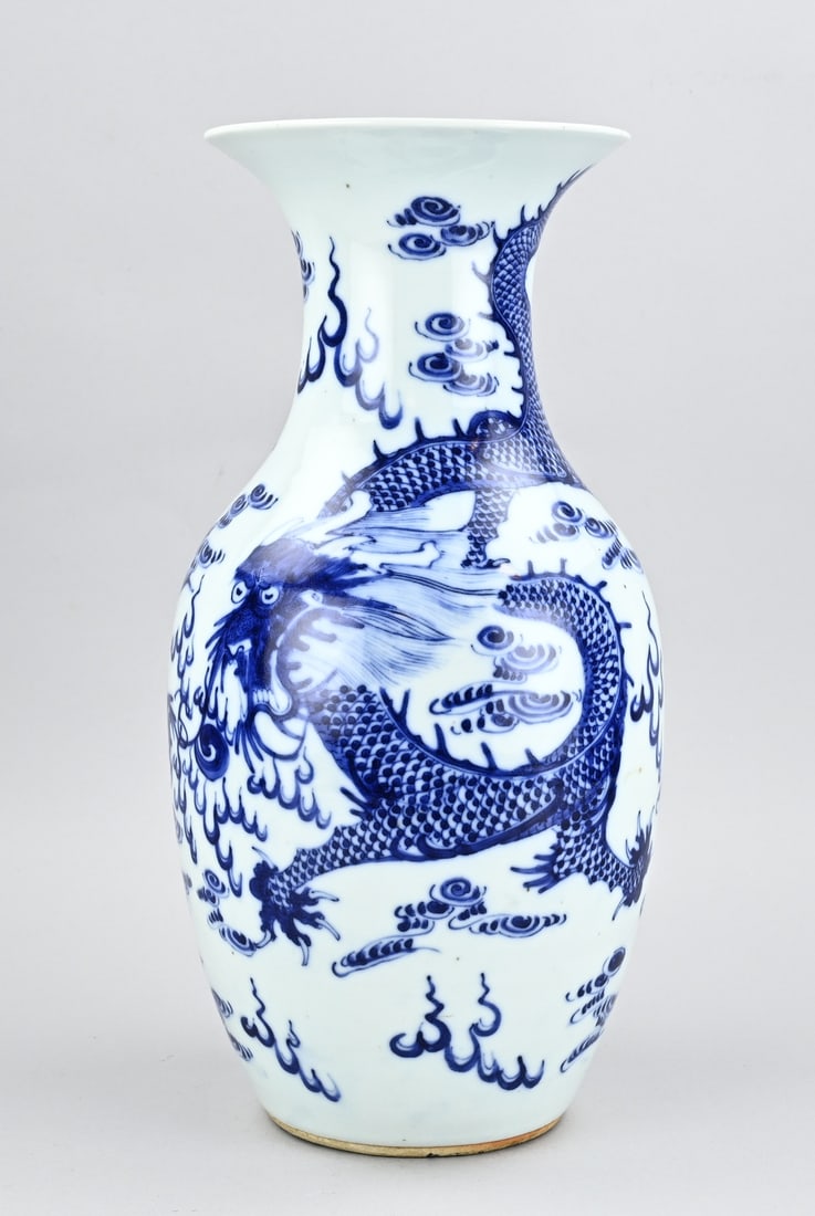 Chinese vase, H 42.3 cm.: Large antique Chinese porcelain dragon vase. 19th century. Dimensions: H 42.3 cm. In good condition.