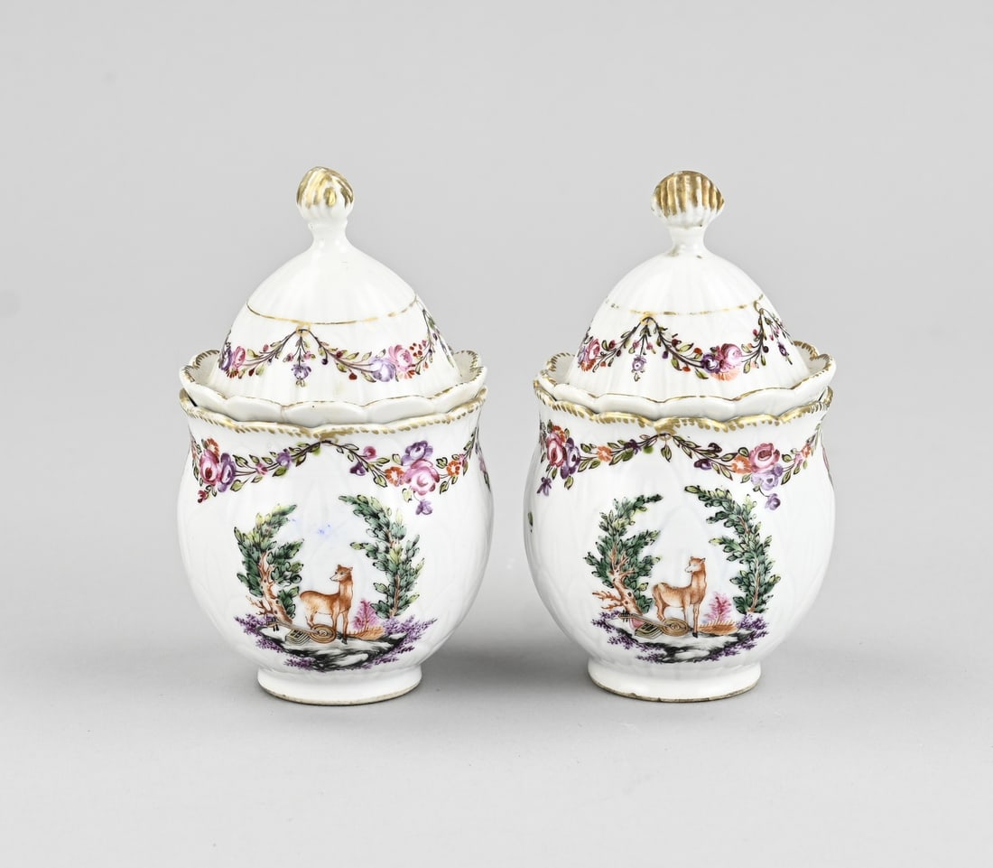 2x Chinese (mustard) pot: Two 18th-19th century Chinese porcelain family rose (mustard) pots with decoration of deer in a landscape/floral + gold. Dimensions: 11.5 cm. In good condition.