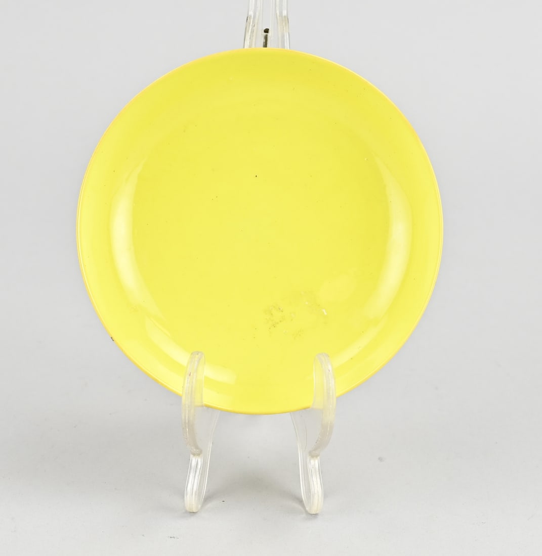 Small Chinese dish Ø 13 cm.: Small, old Chinese dish with yellow glaze. No bottom mark. Dimensions: Ø 13 cm. In good condition.