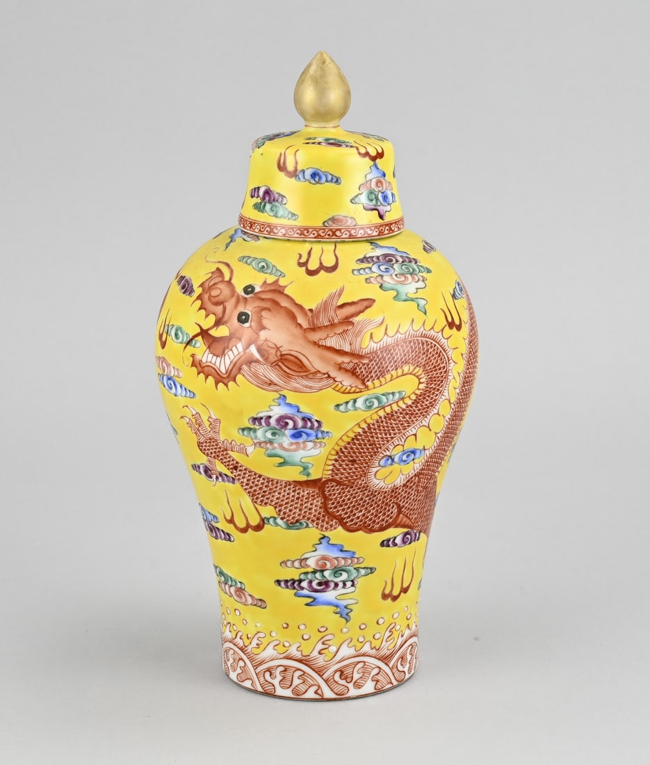 Chinese lidded vase, H 25.8 cm.: Old Chinese porcelain family rose lidded vase with dragon decoration. Meiping. Base mark. Dimensions: H 25.8 cm. In good condition.