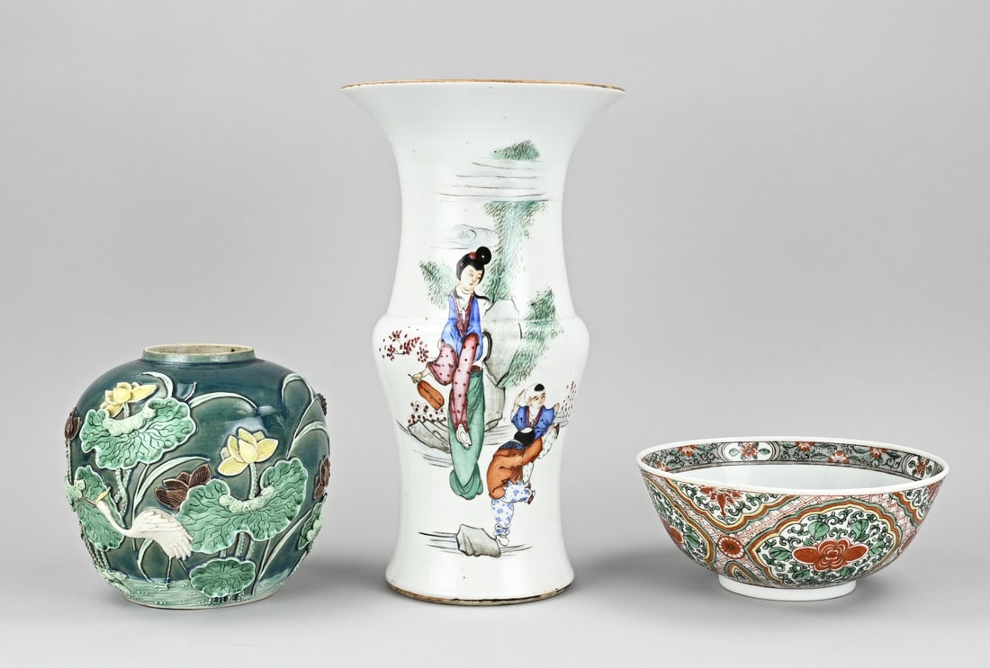 3 Pieces Chinese porcelain: Three pieces of Chinese porcelain. 1x Ginger jar with relief water lily decoration, with base mark. 1x Familie Rose vase with geisha/jester decoration, hairline crack. 1x Familie Verte bowl with flora