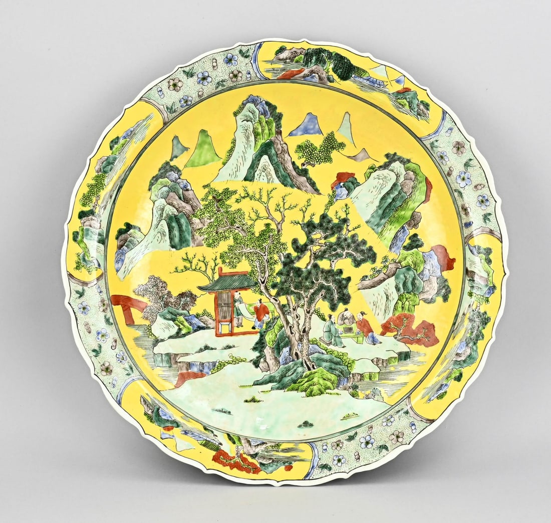 Chinese plate Ø 45 cm.: Old Chinese porcelain family rose dish with yellow glaze and mountain landscape decoration. With contoured rim. Six-character base mark. Dimensions: Ø 45 cm. In good condition.