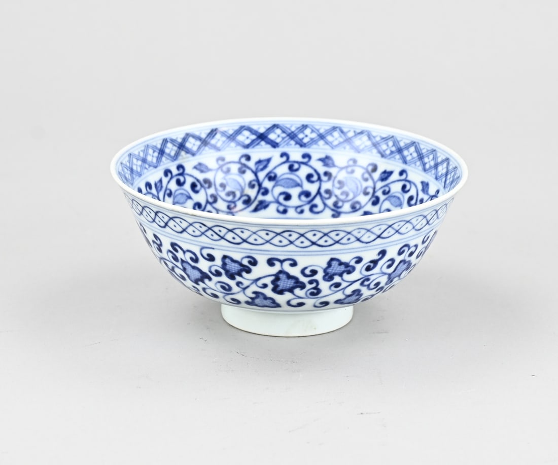 Chinese bowl Ø 14.6 cm.: Old Chinese porcelain bowl with floral decoration + base mark. Dimensions: H 6.6 x Ø 14.6 cm. In good condition.